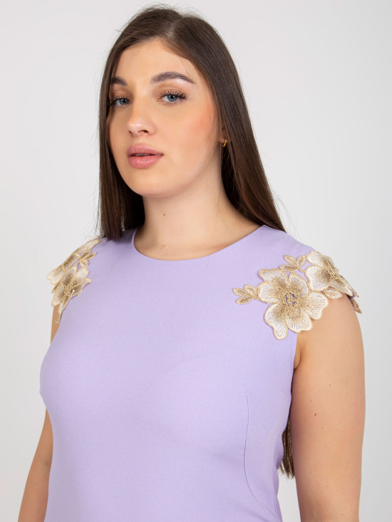 Lila színű elegáns plus size ruha csipkével