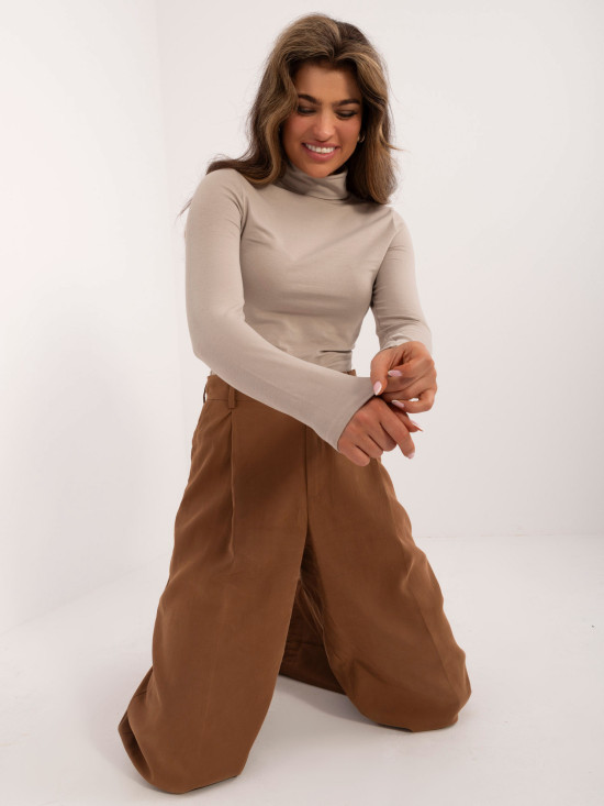 Stílusos bézs színű garbós top hosszú ujjakkal