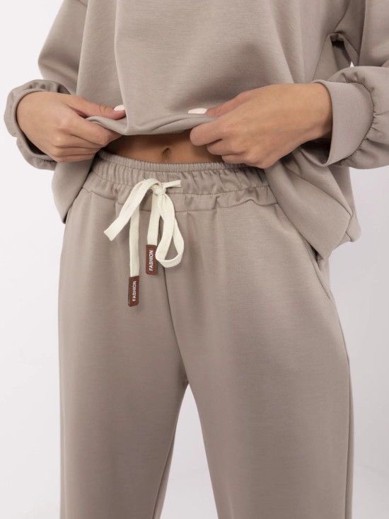 Stílusos sötétbézs színű szett