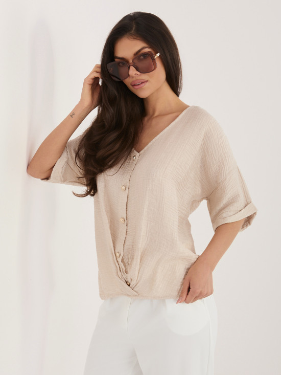 Bézs színű blúz V-nyakkivágással és texturált anyaggal