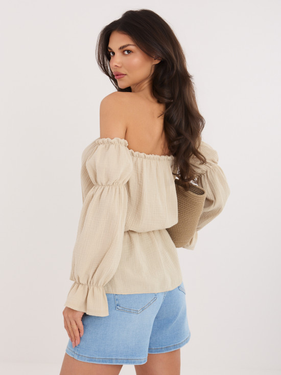 Bézs színű nyitott vállú blúz