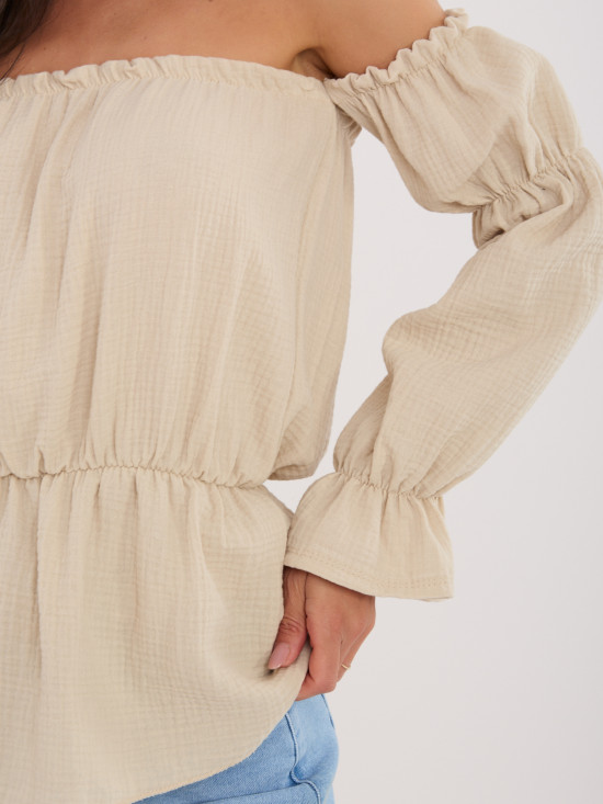 Bézs színű nyitott vállú blúz