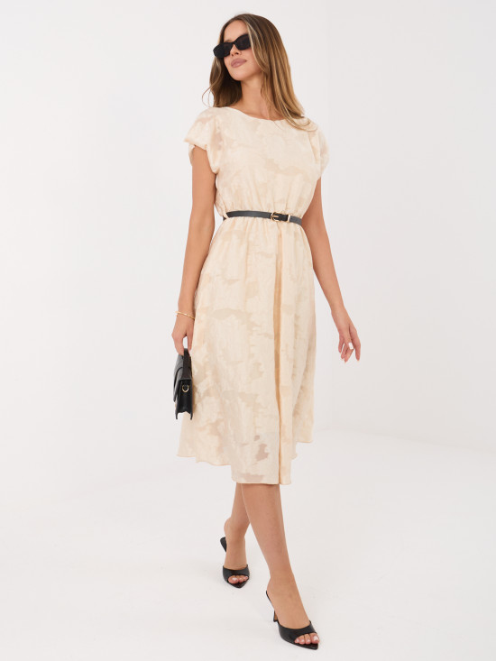 Bézs színű bővülő midi ruha övvel