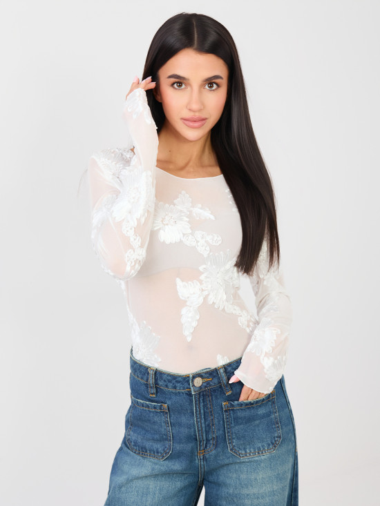 Fehér színű elegáns blúz virágmintás applikációval és hímzéssel