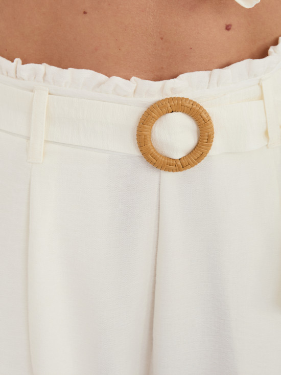 Fehér színű viszkóz rövidnadrág övvel