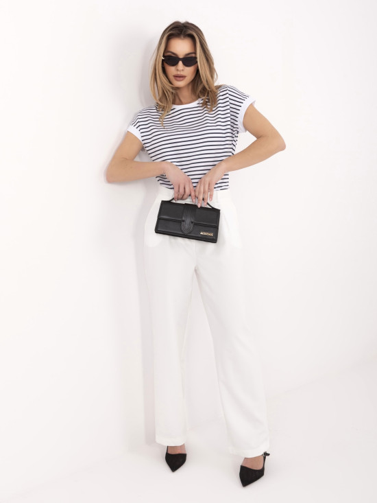 Fehér-sötétkék színű csíkos póló rövid ujjakkal