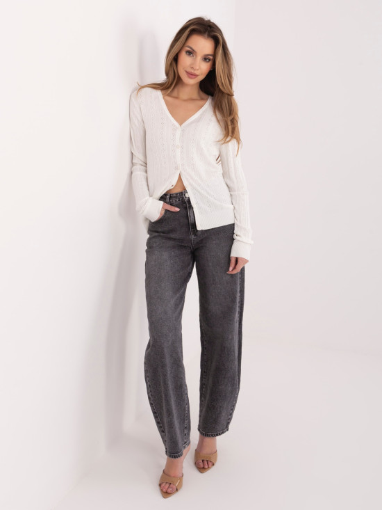 Fehér színű áttört pulóver V-nyakkivágással és gombokkal