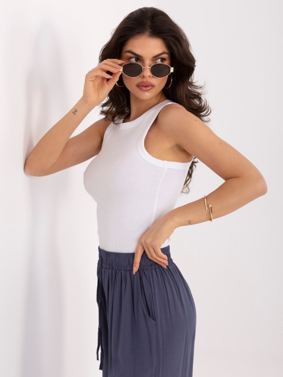 Fehér színű bordázott ujjatlan top