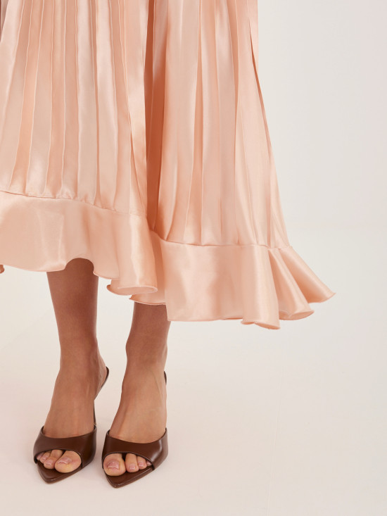 Őszibarackszínű koktél midi ruha fodorral és megkötővel