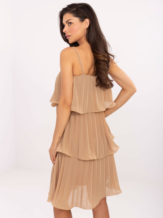 Elegáns koktélruha camel színben