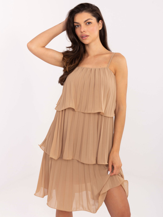 Elegáns koktélruha camel színben