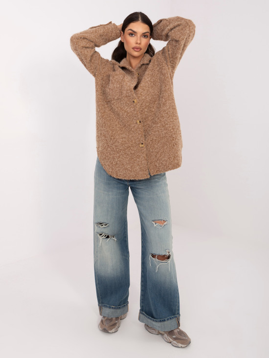 Stílusos teveszínű dzseki gallérral és zsebekkel