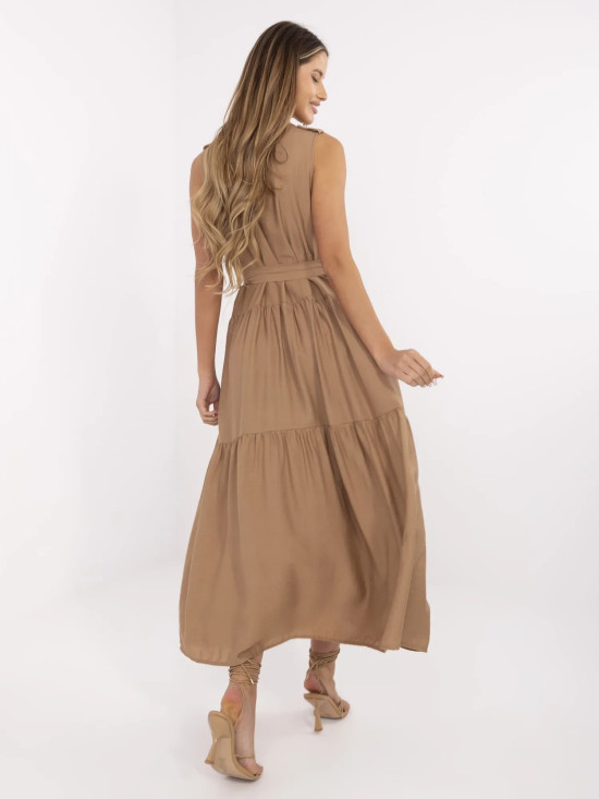 Elegáns maxi ruha fodrokkal - camelbarna színű