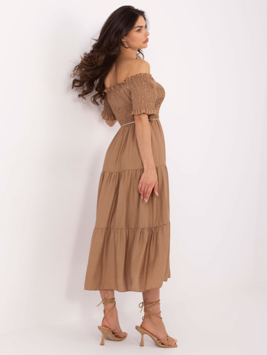 Camelbarna színű off-shoulder fazonú midi ruha