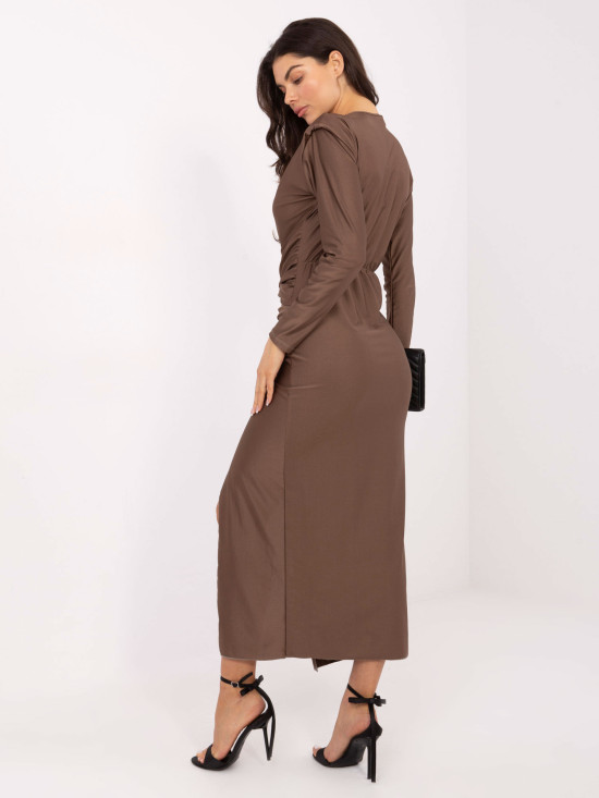 Elegáns sötétbézs színű maxi ruha hosszú ujjal és átlapolt dekoltázzsal
