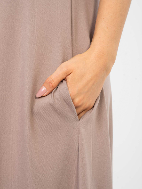 Bézs színű maxi ruha V-nyakkivágással és zsebekkel