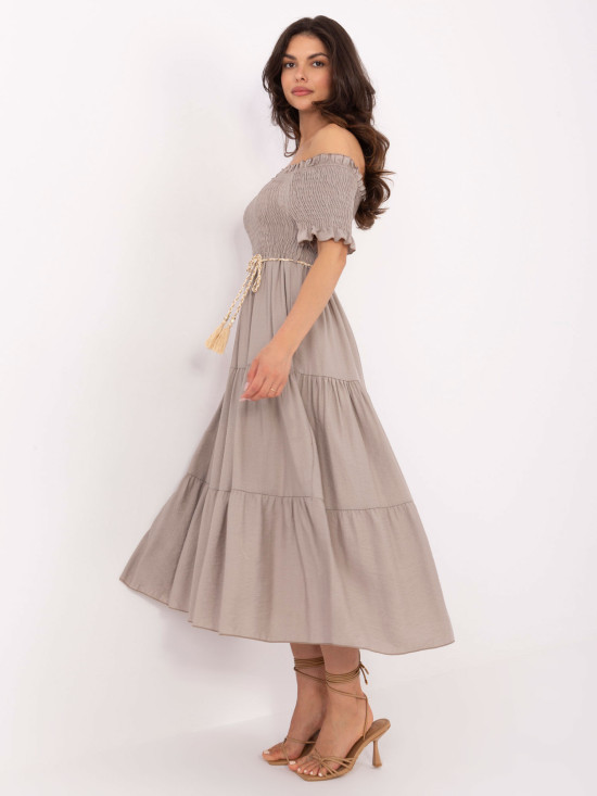 Bézs színű off-shoulder fazonú midi ruha