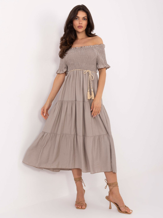 Bézs színű off-shoulder fazonú midi ruha