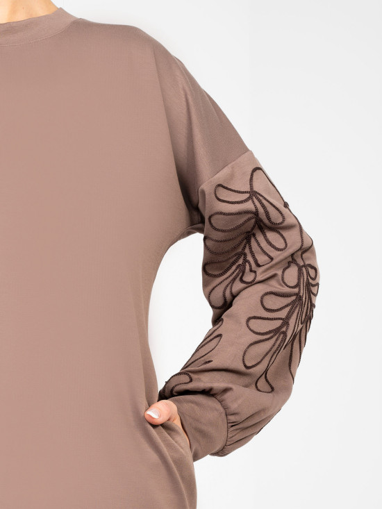 Sötétbézs színű mini ruha hímzéssel és puffos ujjal