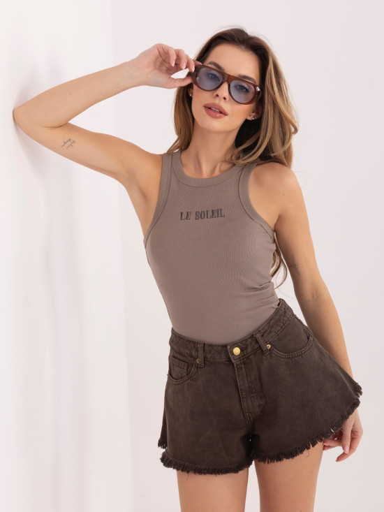 Bézs színű bordázott top hímzéssel