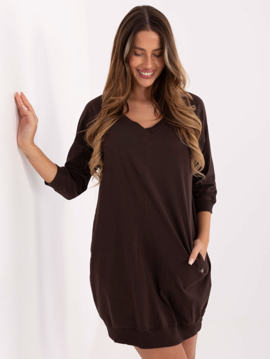 Barna színű pamut ruha 3/4-es ujjal és V-nyakkivágással