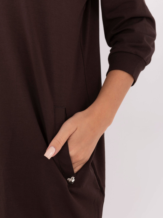 Barna színű pamut ruha 3/4-es ujjal és V-nyakkivágással
