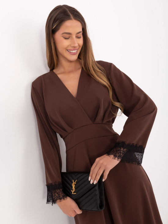 Elegáns barna színű midi ruha csipkével és hosszú ujjakkal