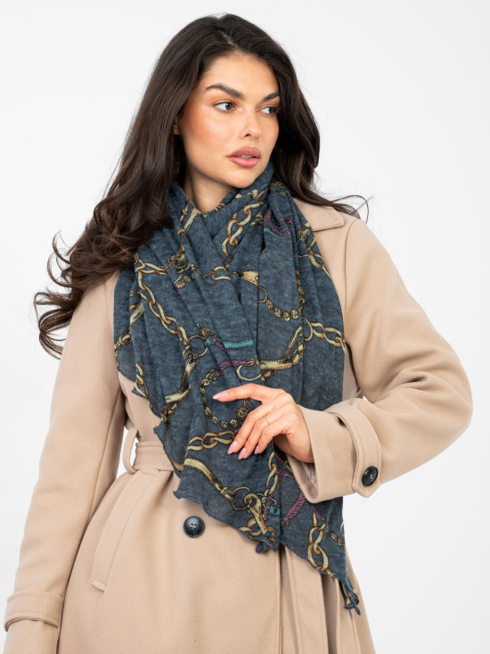 Sötétkék színű mintás kendő