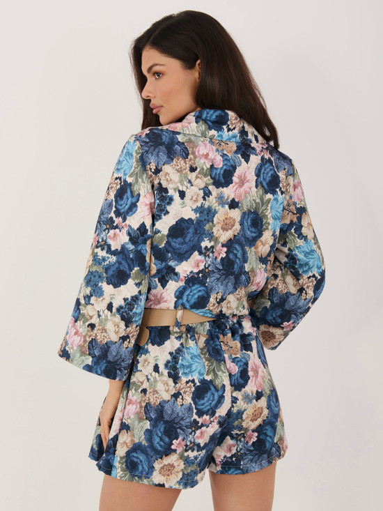 Sötétkék színű virágmintás bő szárú rövidnadrág övvel