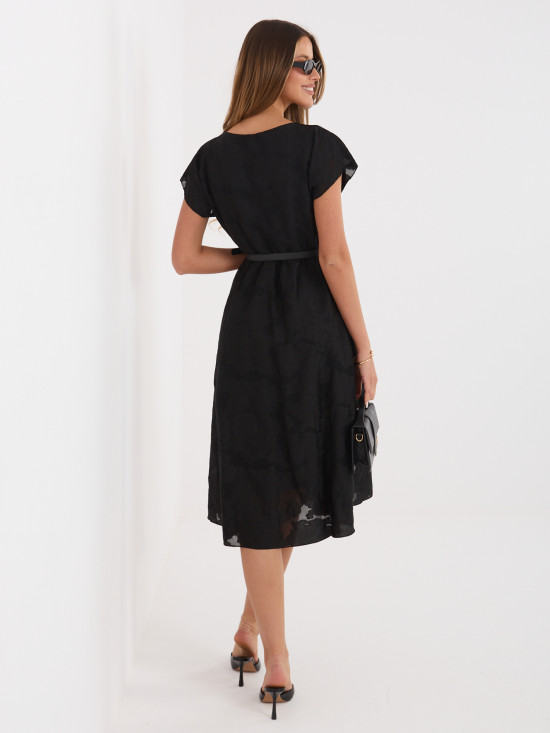 Fekete színű bővülő midi ruha övvel