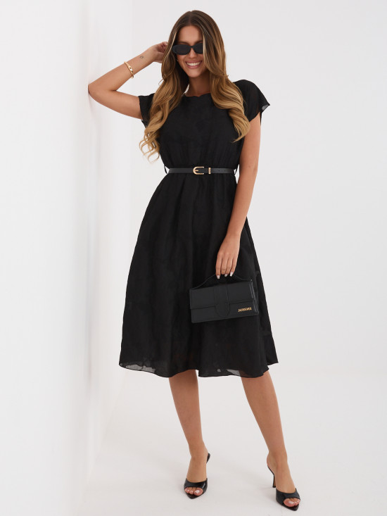 Fekete színű bővülő midi ruha övvel