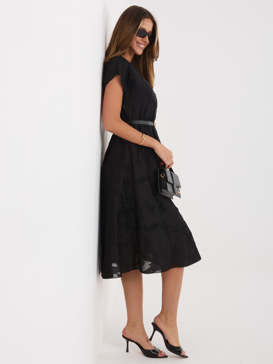 Fekete színű bővülő midi ruha övvel