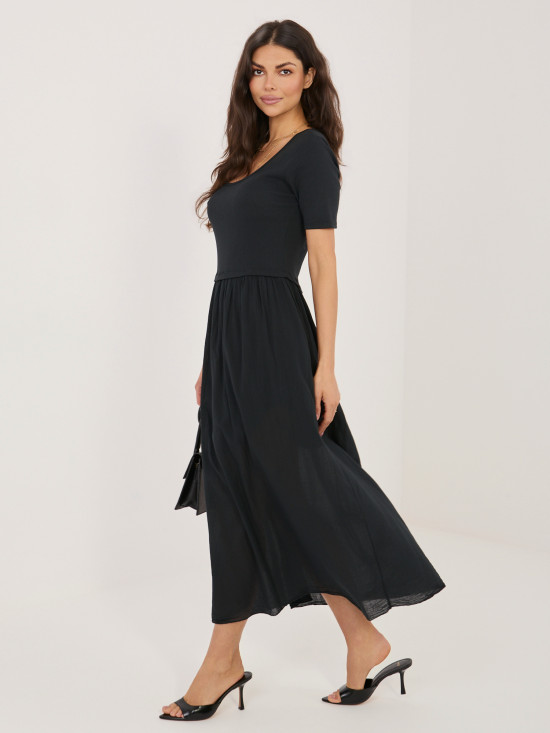 Fekete színű bővülő midi ruha béléssel