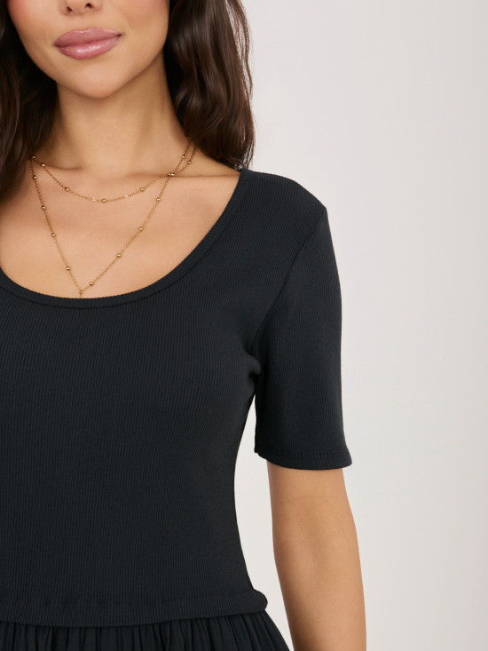 Fekete színű bővülő midi ruha béléssel