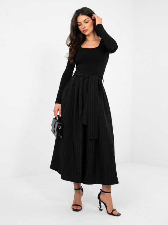 Fekete színű elegáns midi szoknya övvel és zsebekkel