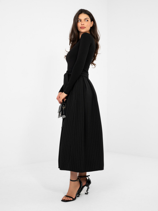 Fekete színű elegáns midi szoknya övvel és zsebekkel