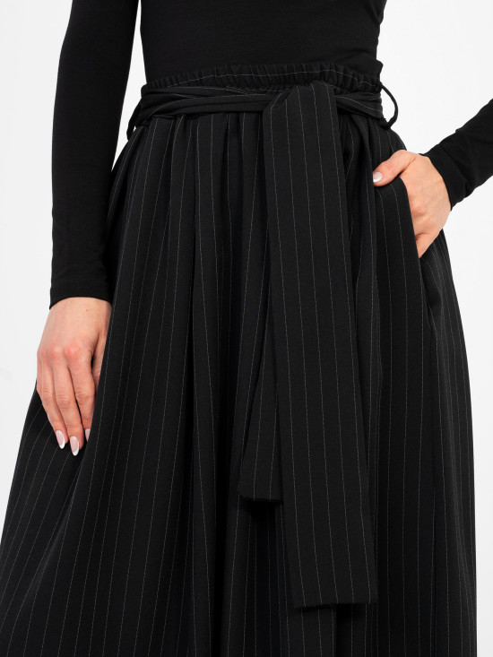 Fekete színű elegáns midi szoknya övvel és zsebekkel