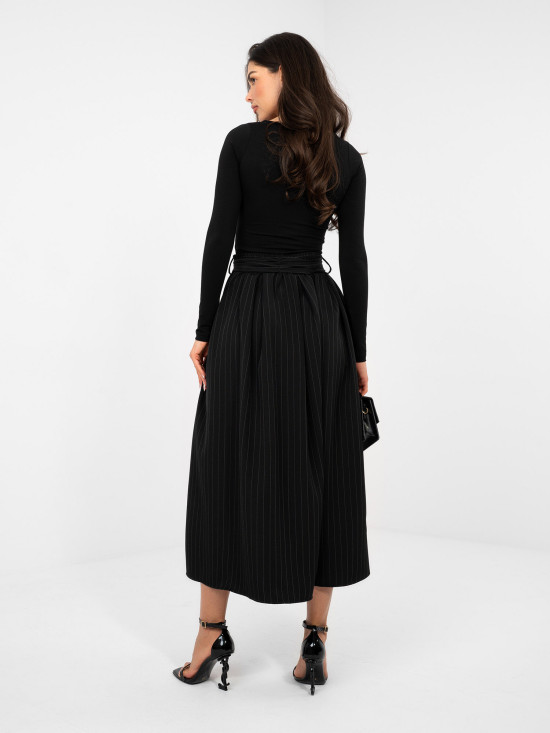 Fekete színű elegáns midi szoknya övvel és zsebekkel