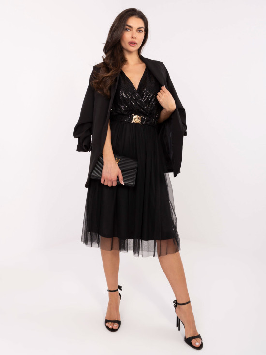 Fekete színű midi ruha övvel és flitteres díszítéssel