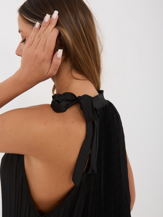 Fekete színű koktél midi ruha megkötővel és fodorral