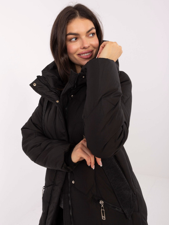 Hosszú fekete színű steppelt kabát kapucnival