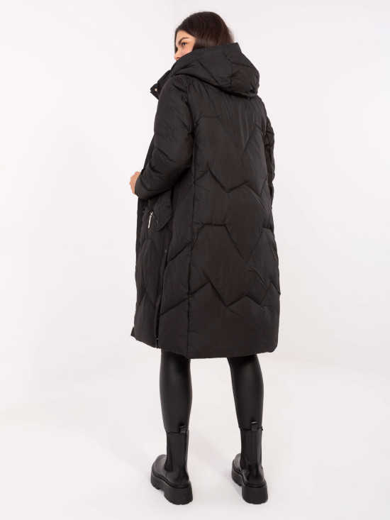 Hosszú fekete színű steppelt kabát kapucnival