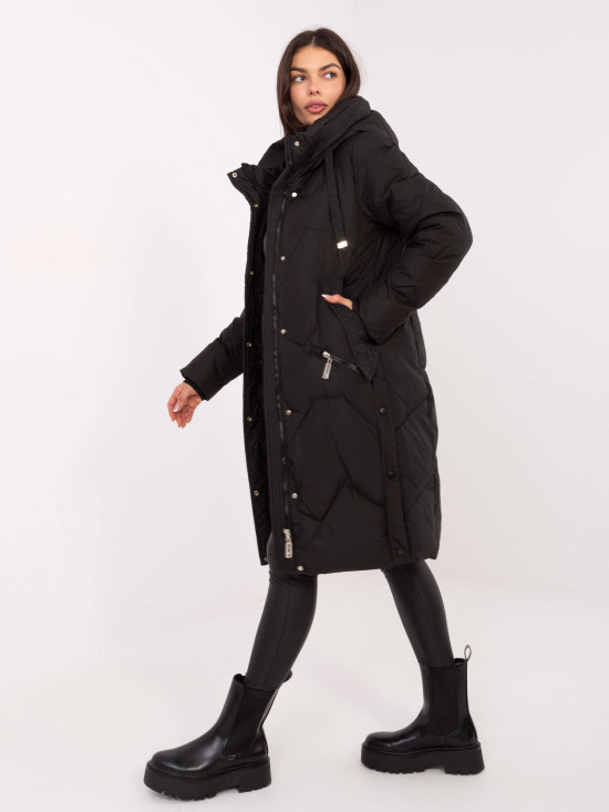 Hosszú fekete színű steppelt kabát kapucnival