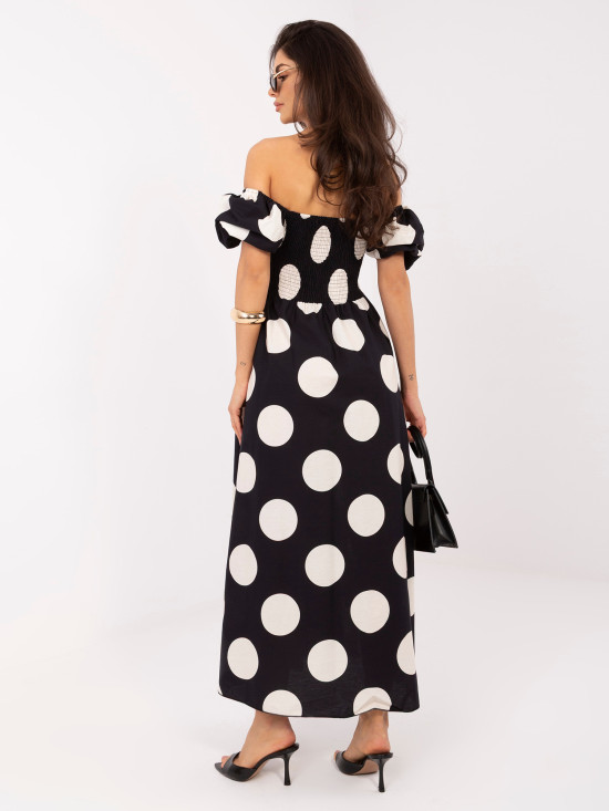 Fekete színű maxi ruha pöttyökkel és vállat szabadon hagyó nyakkivágással