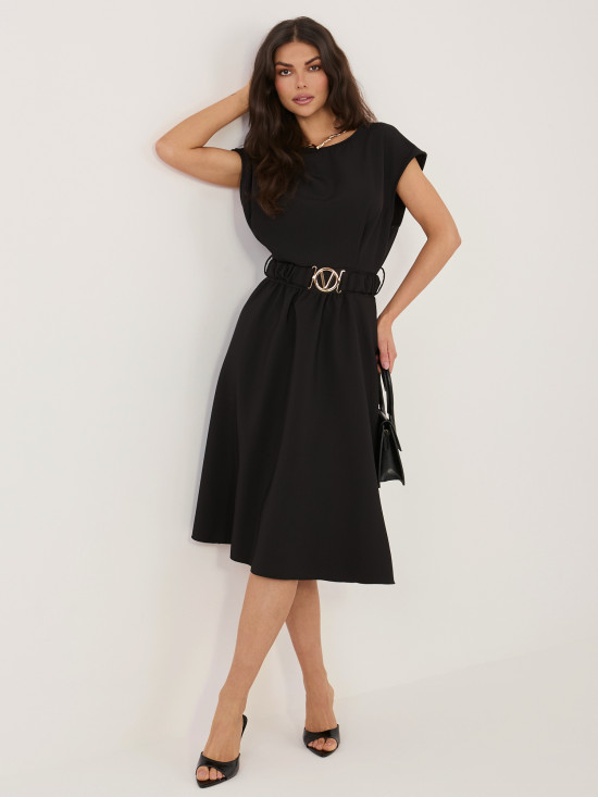 Fekete színű bővülő midi ruha övvel