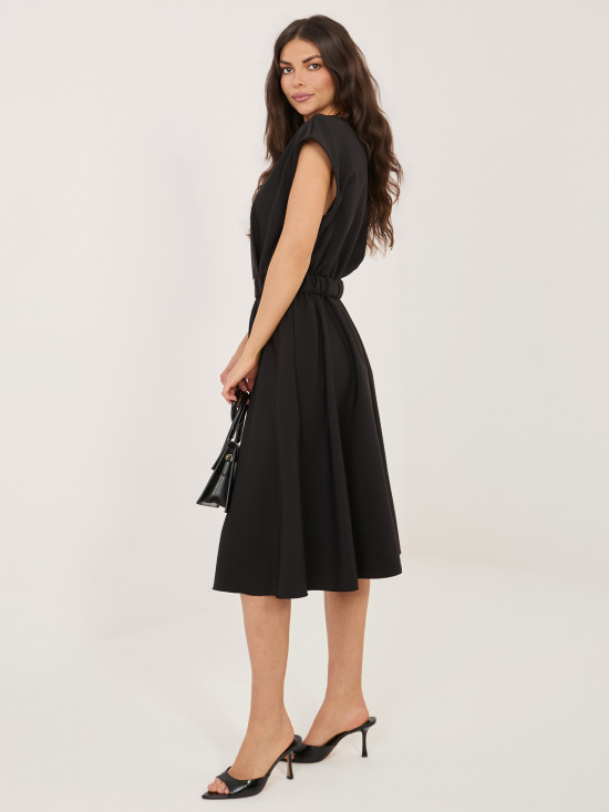 Fekete színű bővülő midi ruha övvel