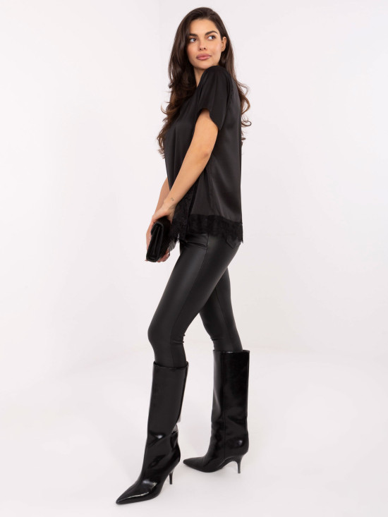 Elegáns fekete színű blúz csipkével