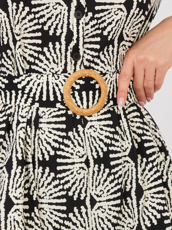 Fekete színéu ruha övvel és fodorral