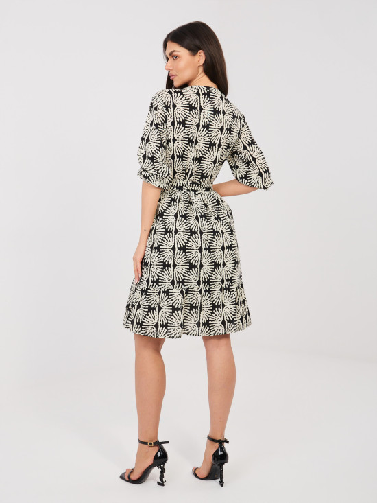 Fekete színéu ruha övvel és fodorral