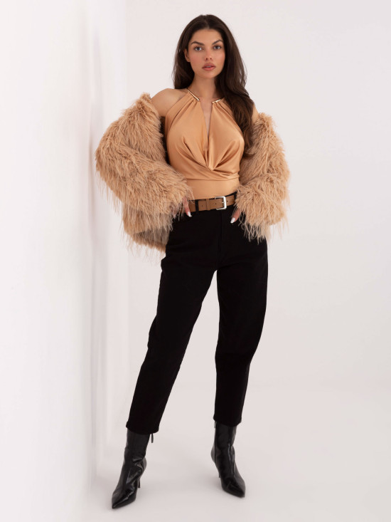 Fekete színű mom jeans övvel